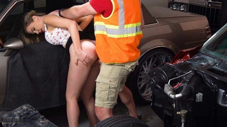 gostosa topou vender mais do que o carro durante venda