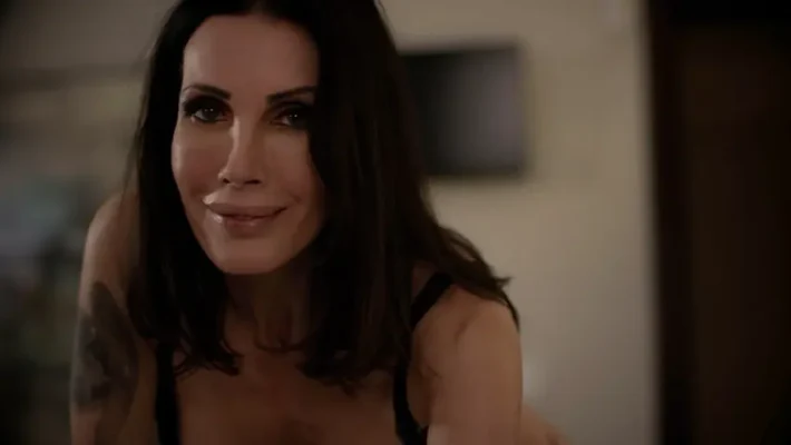 Porno Legendado – Assistindo o enteado se masturbando