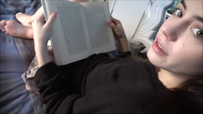 Porno Legendado – Atrapalhando a leitura da irmãzinha