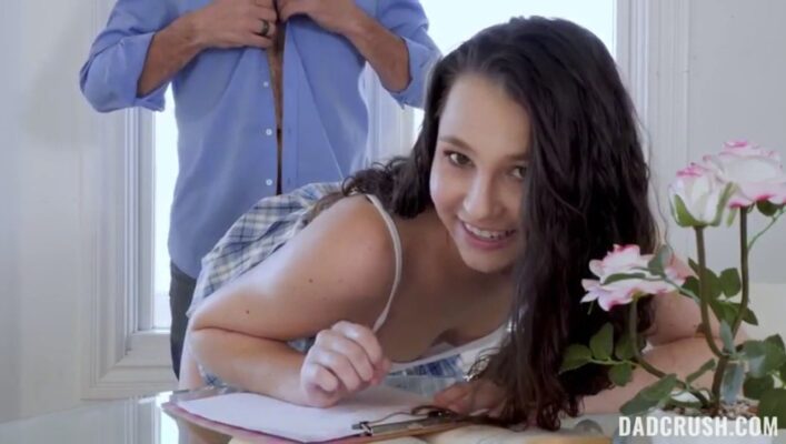 Porno Legendado – Padrasto da um trato na enteada enquanto a mãe não esta em casa