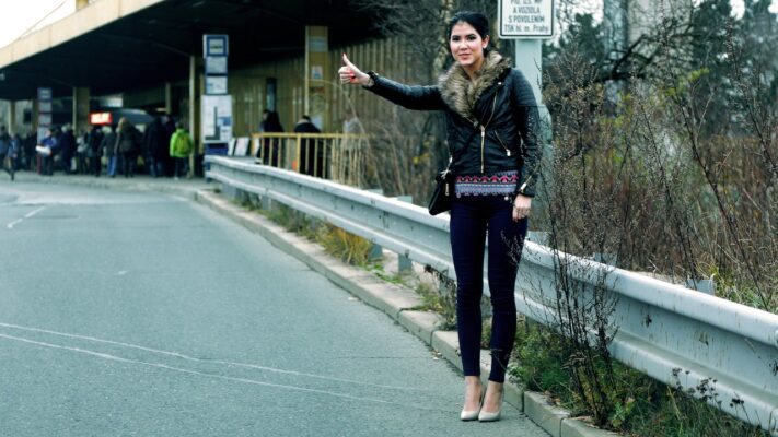 Porno Legendado – mulher mostrou seu corpo para pagar a carona, e no final ainda traiu seu namorado